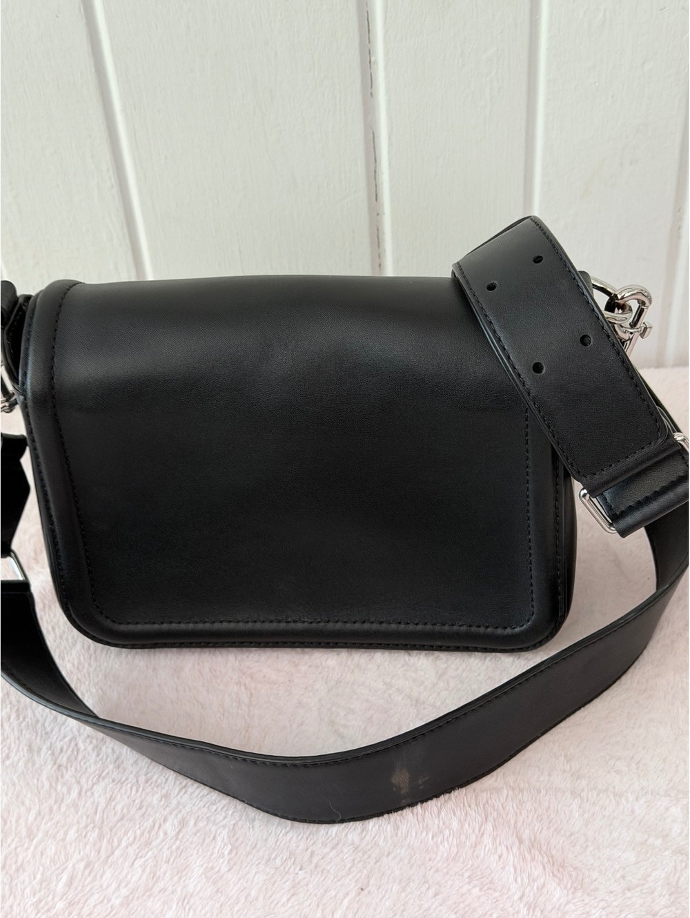 Marc Jacobs Black Leather Crossbody Bag with Adjustable Strap - Picture 3 of 8